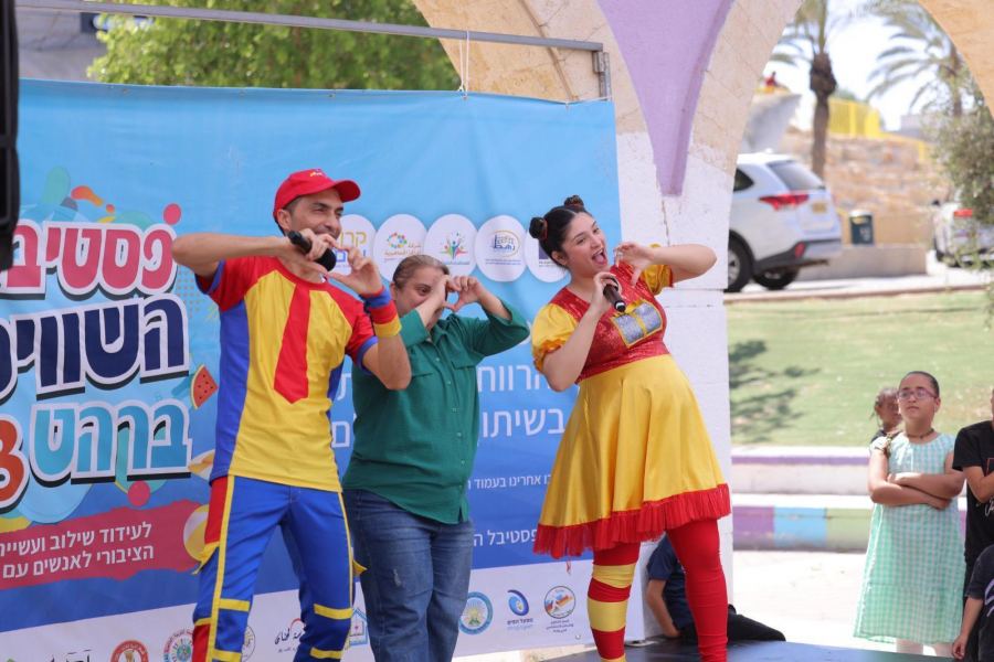 المئات في مهرجان