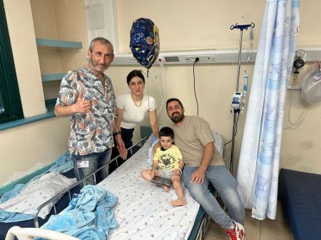 معاناة الطفل إيليا تنتهي بفضل عملية ناجحة لعلاج مشكلة خلقية نادرة في الأمعاء