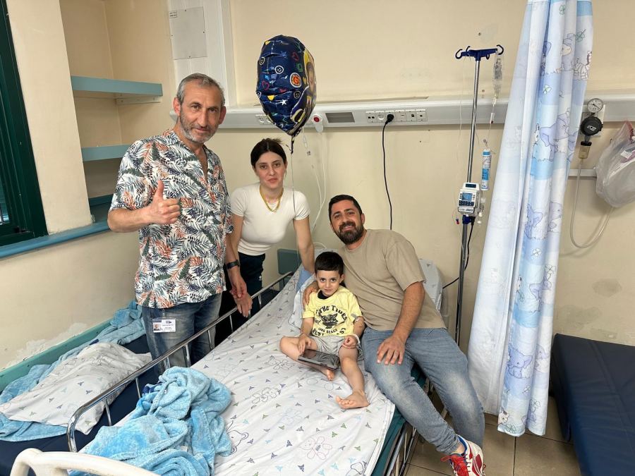 معاناة الطفل إيليا تنتهي بفضل عملية ناجحة لعلاج مشكلة خلقية نادرة في الأمعاء