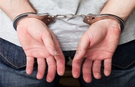 تل ابيب ومشتبه 70 عاما يضرم النيران بمبنى وينتظر الشرطه