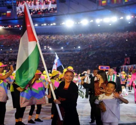 ميادة الصياد ترفع علم فلسطين في افتتاح أولمبياد ريو