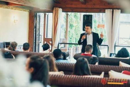 النائب يوسف جبارين يحاضر في روسيا حول حل الصراعات في المجتمعات المنقسمة