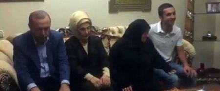 شاهد.. أردوغان يقرأ القرآن في منزل عائلة أحد ضحايا الانقلاب ويواسي أقاربه عبر تطبيق "فيس تايم"