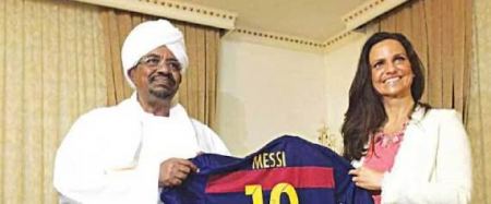 قميص ميسي "المرسل" إلى البشير.. هذه قصّة السيدة الغامضة التي خدعت الرئيس السوداني