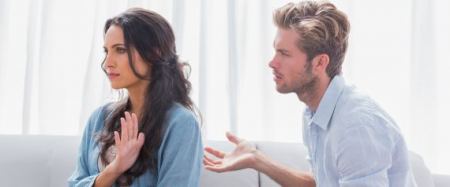 الحديث إلى النساء الجذّابات يجعل الرجال أكثر غباءً؟ على ذمتهم