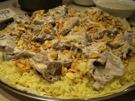 " حكم إقامة وليمة على العقيقة "