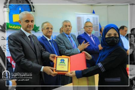 رئيس الوزراء يدشن العام الجامعي بجامعة العلوم والتكنولوجيا ويكرم عدد من طلبتها المتميزين