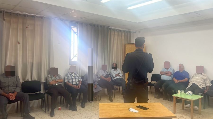 شرطة القدس بحي الطور تقيم نشاطا مميزا لكبار السن