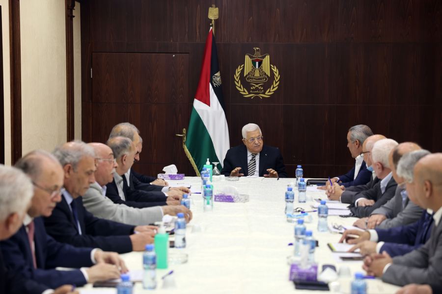 مرسوم رئاسي بإحالة عدد من المحافظين الى التقاعد واشتية يقدم استقالة الحكومة