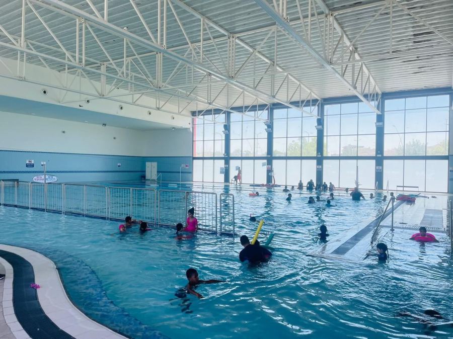 اكثر من 200 طالب يشاركون في أكثر من 20 دورة سباحة في المركز الجماهيري رهط