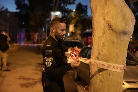 القدس : القبض على مشتبهين أحدهم قام بتهديد زوجته وأولاده في مخيم شعفاط