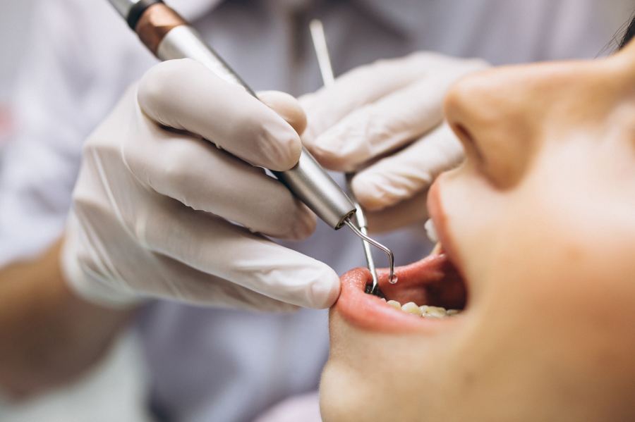 الحكم على طبيب اسنان بتعويض مريض نتيجة الإهمال الطبي