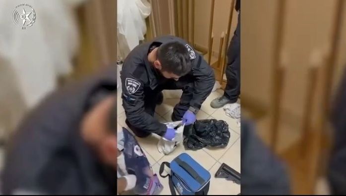 العثور على أسلحة داخل قاعة أفراح في كفركنا 