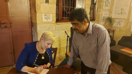 الشاعرة فاتن مصاروة توقع ديوانها الشعري "كأني حدائق بابل" في رام اللـه