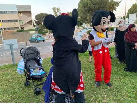 شبيبة الجماهيري الطيبة يزورون اطفال غزة مرضى السرطان في مستشفى تل هشًومير 