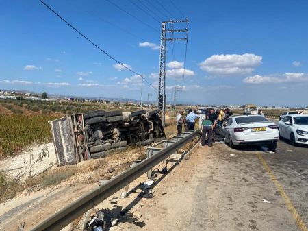 جنين| 3 إصابات بينها حرجة جرّاء حادث طرق بين سيارة لعرب الداخل وشاحنة
