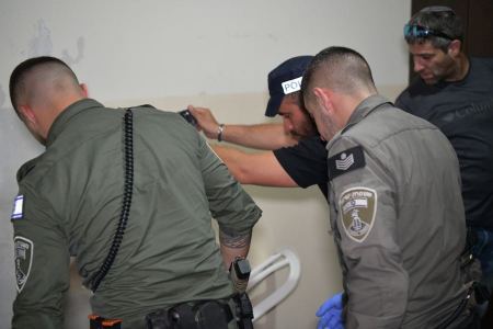 ضبط اسلحة واعتقال مشتبهين في الطيبة وكفرقاسم والطيرة وطرعان