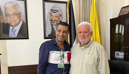 سامر اصلان المدير التنفيذي لجمعيّة HELP DUNYA الألمانية في الشرق الاوسط، يزور الحاج فتحي أبو العردات