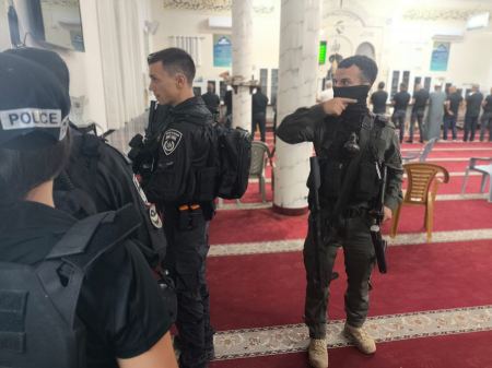 (فيديو) عرعرة النقب: الشرطة تداهم وتعتقل 5 مشتبهين بالضلوع بحوادث اطلاق نار