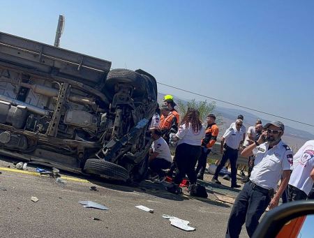 طبريا : تخليص عالقين جراء حادث طرق بين إسعاف وسيارة