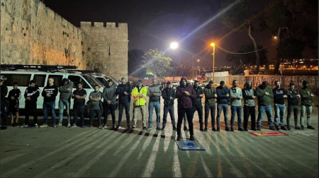 مقدسيون يؤدون صلاة المغرب أمام المقبرة اليوسفية وهدم منزل بالقدس