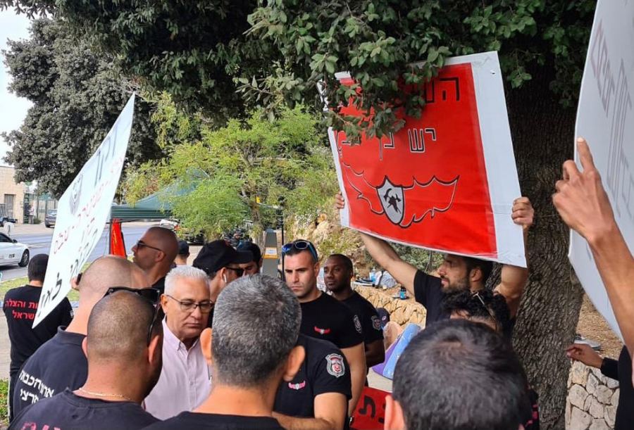 مازن غنايم يتضامن مع رجال الإطفاء ضد قانون حلق اللحية