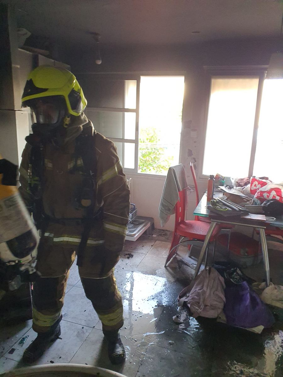 اندلاع حريق داخل شقة سكنية في مدينة عكا 