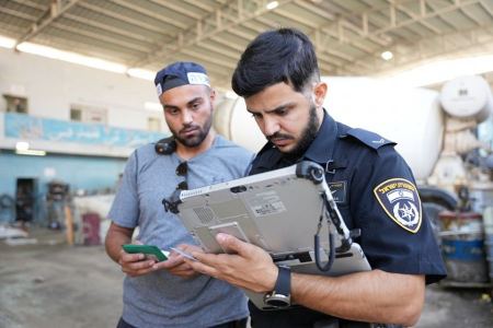 حملة للشرطة في كفرقاسم وسخنين ومصادرة امول ومخالفات