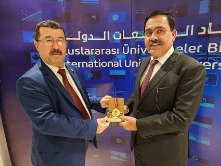 منح عيسى خواجا وسام اتحاد الجامعات الدولي