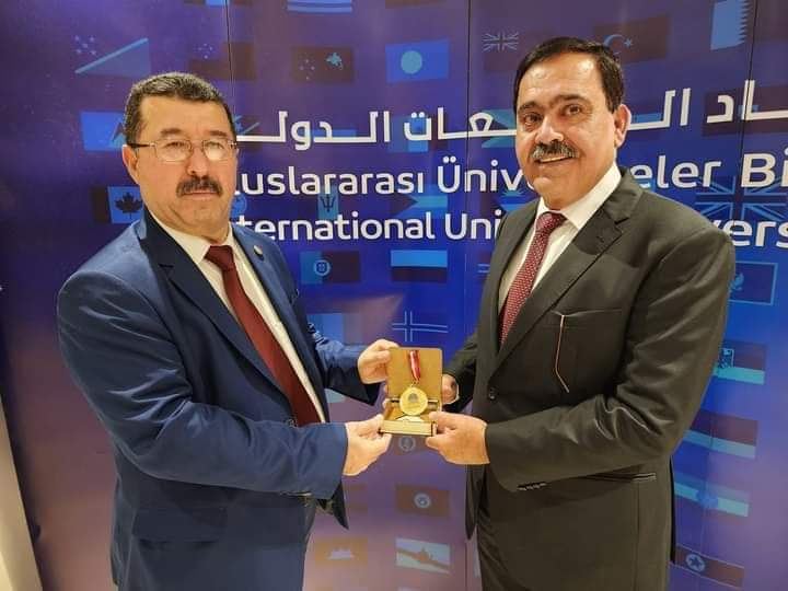 منح عيسى خواجا وسام اتحاد الجامعات الدولي