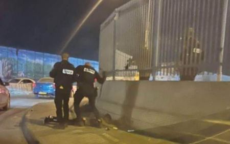 اعتقال شاب على حاجز قلنديا بزعم العثور على سكين بحوزته