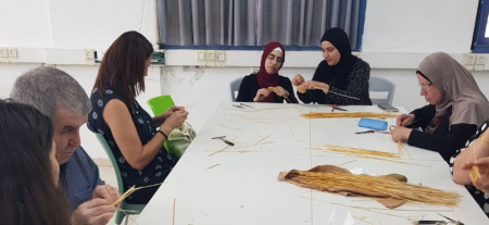 مدينة الطيرة تستضيف ورشة صناعة اطباق القش الفلسطينية