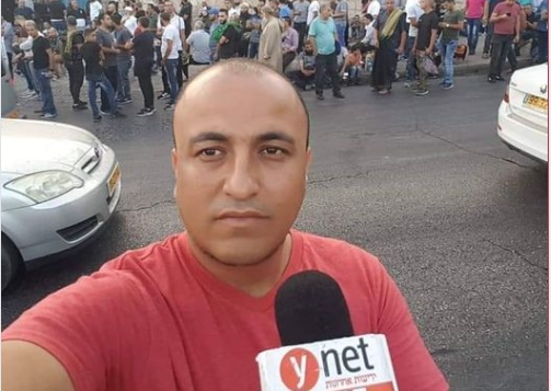 الشرطة تعتدي جسديًا وكلاميًا على الصحفي حسن شعلان