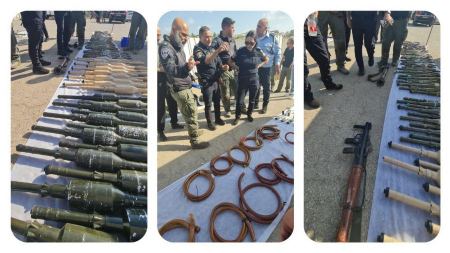 الشرطة الاسرائيلية تعرض اسلحة قالت انها لمسلحين من غزة