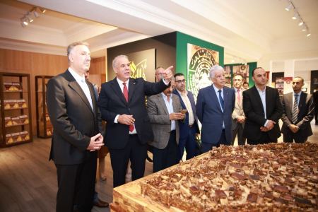 وكالة بيت مال القدس تعرض مشاريعها في القدس بحضور الوزير عساف