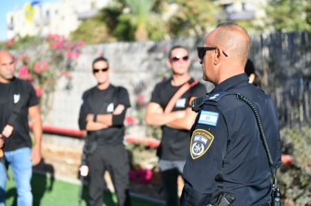 القبض على رئيس لمنظمة إجرامية وعضوين بالابتزاز والتهديد