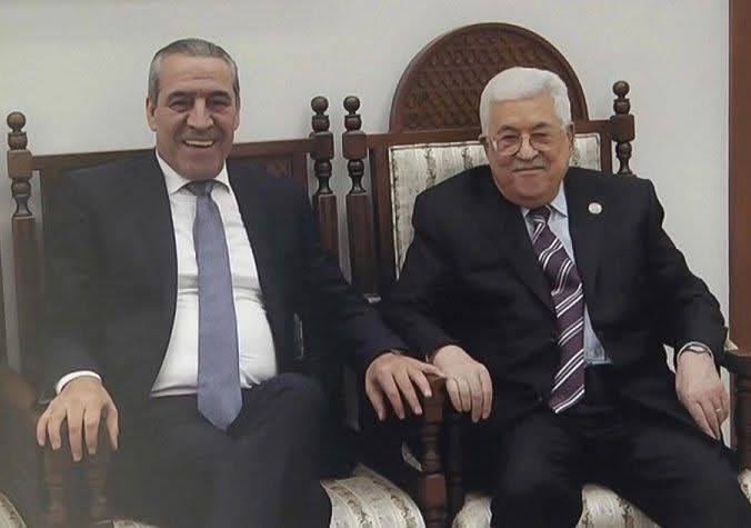 عباس يعين حسين الشيخ خليفة مؤقتًا له عند شغور المنصب