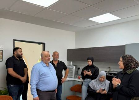 منصور عباس يزور مدرسة أمجاد الثانوية في كفر قرع معزّيًا