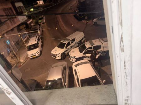 الشرطة تقتحم مقر الجبهة والمشتركة بام الفحم وتصادر الاعلام الفلسطينية 