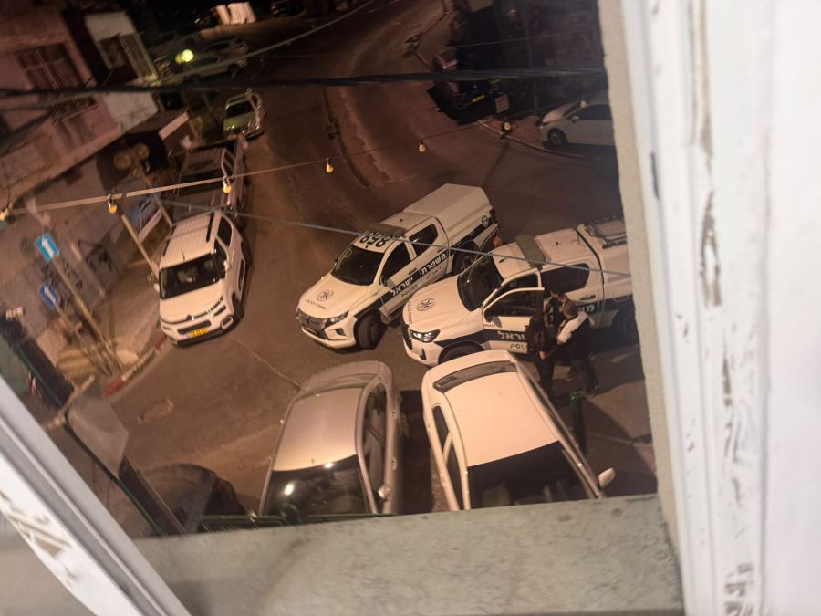 الشرطة تقتحم مقر الجبهة والمشتركة بام الفحم وتصادر الاعلام الفلسطينية