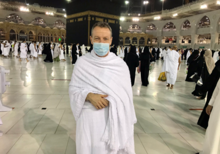 سفير بريطانيا في السعودية يؤدي فريضة الحج بعد اعتناقه الإسلام