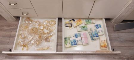 فيديو : الشرطة تصادر اموال ومجوهرات في ام الفحم