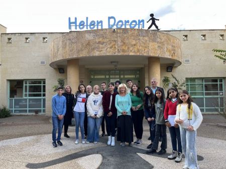 هيلين دورون تستضيف الطلاب المتفوقين من فرع بأم الفحم - إلى ورشة إذاعية دولية