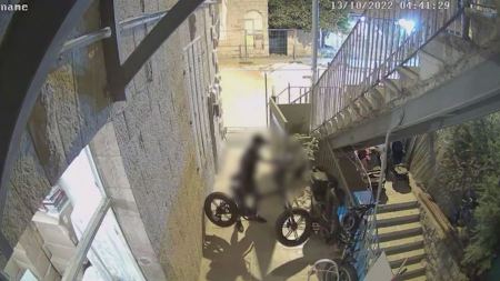 فيديو : القبض على مشتبه بسرقة درجات كهرباية بالقدس