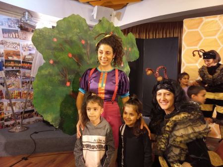 عشرات الأطفال في مسرحية في الخلية في مكتبة بلفر الرملة