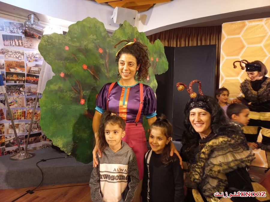 عشرات الأطفال في مسرحية في الخلية في مكتبة بلفر الرملة