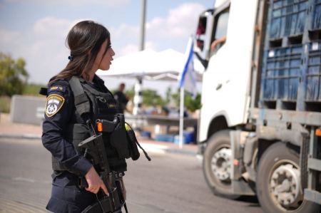 العثور على قطعة من الوسائل قتاليه في المياه بالقرب من الشاطئ في حيفا