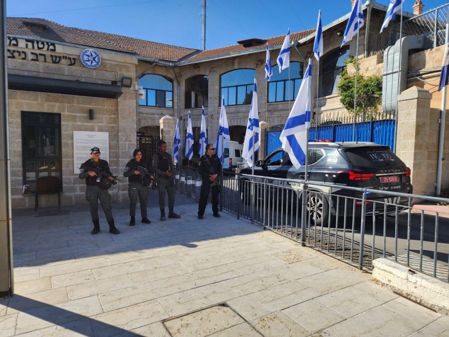 اعتقال سيدة من جلجولية، وابنها وابنتبها، بشبهة حيازة أسلحة