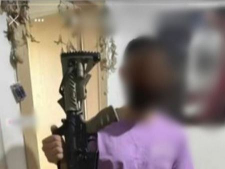 القبض على مشتبه من إكسال بتوثيق نفسه يحمل سلاحا