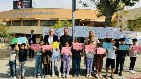وقفة احتجاجية صامتة تحت عنوان "صوت صمتنا أقوى من صوت الرصاص" في قلب مدينة رهط.